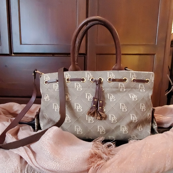 Dooney & Bourke Handbags - Dooney & Bourke purse